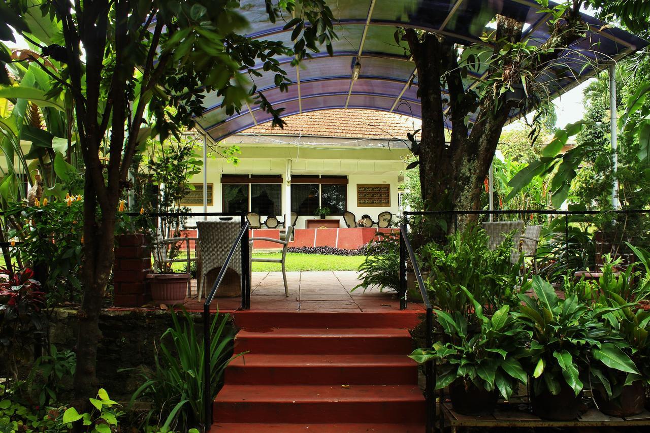 RedDoorz Hostel @ Dago 2 Bandung Exterior foto